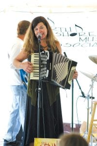 The Splinters are described as an “accordion driven, electric, dance band.” Leah Thomas sets the toe-tapping pace with her accordion