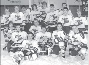 A triumphant Bantam team with its trophy! (L-R, front) Nathan Mickelson, Marc Small, Luke Small, Lars Scannell, Zach Duresky, Troy LeBlanc, Blake LeBlanc. (L-R, standing) Ryan Rasmussen, Jamie Wick, Jonah Koehler, Jordan Fralich, Chad Smuk, Thomas Anderson, Ben Kroska, Spencer Ketola, Quaid Cavallin.