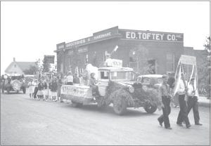 The streetsslightlyof Grandin sizeMaraisto fit looked very different in 1938 when this 4th of Julyyourparadecolumnwassizes.held. In the foreground of this photo is the apparently very active Maple Hill 4-H Boosters, demonstrating ways to be healthy.Please do not bill for