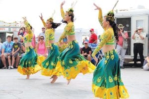 The 2011 North Shore Dragon Boat Festival was a feast for the eyes with colorful dragon boats, team t-shirts, music and dance on Friday and Saturday, July 29 – 30. The beautiful young ladies of the Nkauj Ntxuam Dej Daocan Dance School delighted crowds in Harbor Park with their dazzling dresses and exuberant dancing.