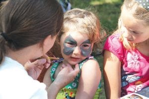 Face painting was very popular among the young festival goers. Many of the children had their faces painted at least once. A kids’ tent offered numerous activities that delighted the children, such as coloring, making bead necklaces, and weaving.