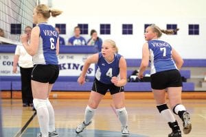 Above: Sara Fagerman (6), CeCe Olson (4), and Abby Sutton (7), scramble to set up a play against the Esko Eskomos. Despite playing two close games, the Vikings ended up losing 3-0 to their alwaystough Polar League foes. Left: As Ashley Deschampe looks on, Anna Carmen receives the serve and sets up a play. Deschampe ended up with 7 kills for the game against Esko.