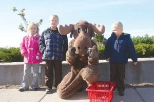 Moose Madness in Grand Marais on Friday and Saturday, October 21-22 filled downtown Grand Marais with folks looking for Murray the Moose Madness mascot and enjoying a number of moose-themed activities. Murray wandered through town on October 21-22, passing out “I saw a moose in Grand Marais” buttons and candy to kids of all ages. Here, Murray visits with Lucy, Luke, and Nick Johnson. That’s Nick on far right—he’s not too sure he likes this large creature, candy or no candy. The family traveled to Grand Marais from Blaine, MN.