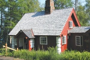 Above: Architect Dale Mulfinger gave a lecture on “cabinology” before the eighth annual Edwin Lundie Cabin and Vacation Home Tour on the West End on July 14. Left: This is a typical example of the architectural style Edwin Lundie used for the cabins he designed in Cook County.