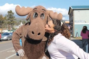 Grand Marais was a busy place during Moose Madness on October 19 – 21, as fans of Murray the Moose followed him around town. Jessica Carlson of East Bethel gives the big moose a smooch!