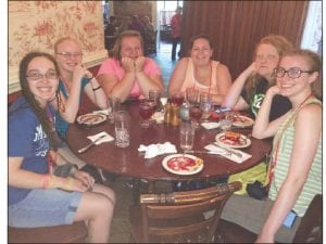 The Minnesota Rural Electric Association Washington, D.C. Youth Tour n June 13 – 19 included a lot of learning, but also a lot of fun. Local attendees Brenna Hay (far left) and Aubry Lewis (far right) enjoyed getting to know the other participants over lunch at the Mount Vernon Inn.