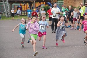 The kids’ races always draws a nice field. Here is a group of smiling 7-8 year olds dashing to the finish line.