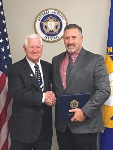 Sheriff Harold Eavenson (left), National Sheriffs’ Association president from Rockwall County, Texas, presents Sheriff Pat Eliasen with his NSI diploma.